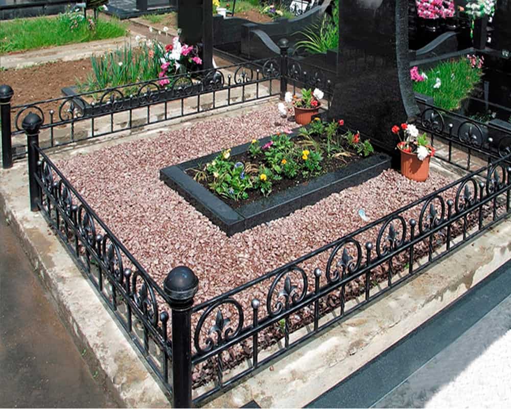 Почему памятники окружают оградой?