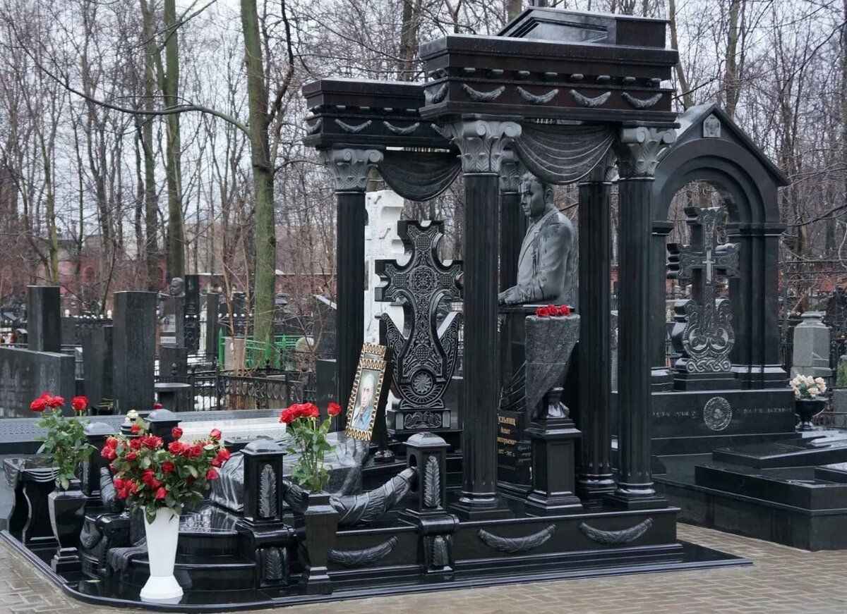 Зачем делать дорогой памятник, если есть дешевые?
