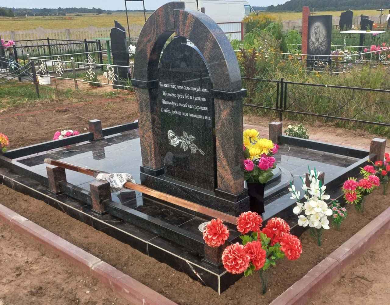 Гравировка и надписи на двойных памятниках: идеи и шаблоны