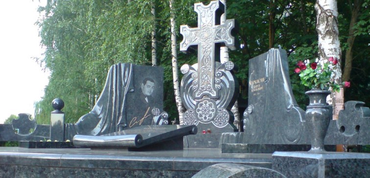 Сколько стоит памятник на могилу и из чего складывается цена?